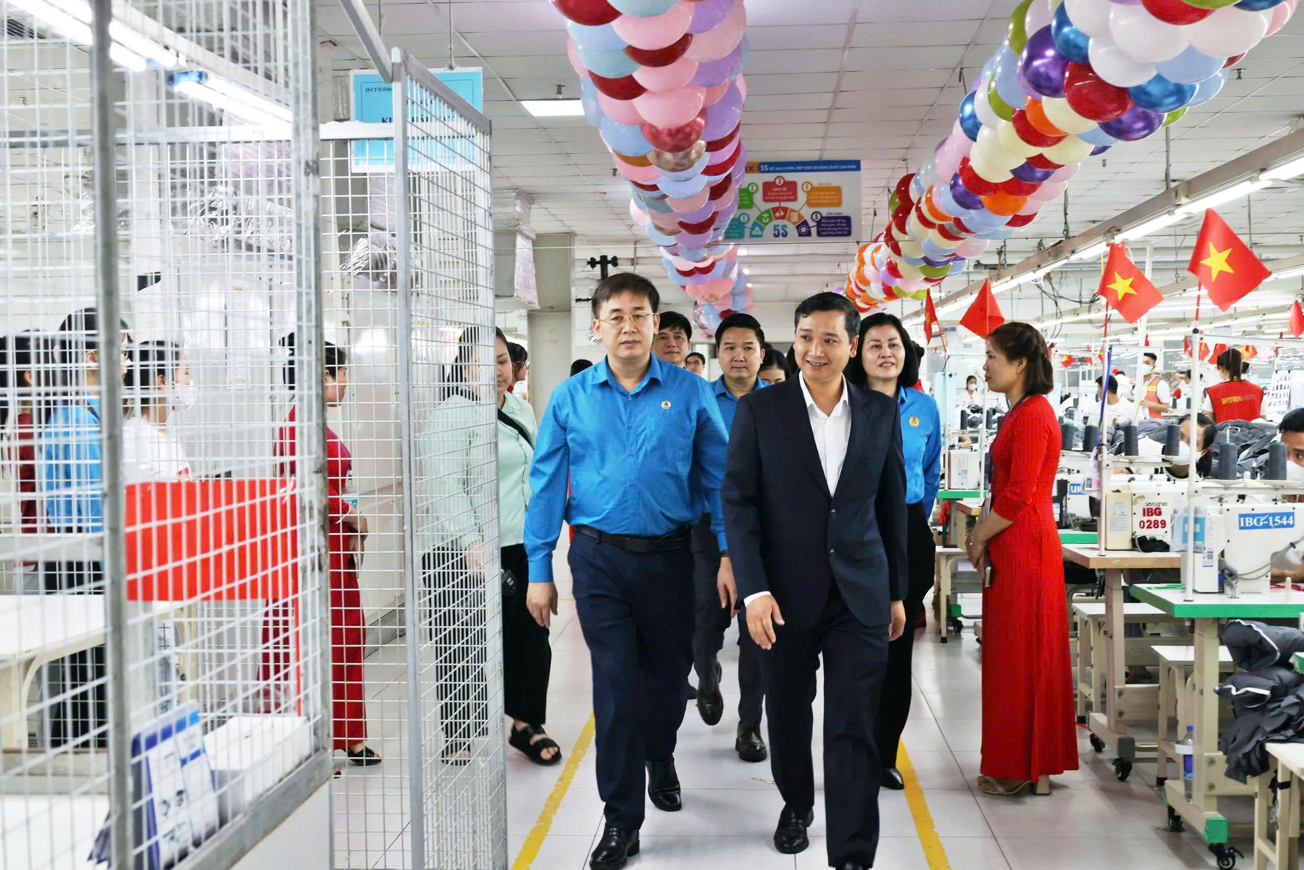 Chủ tịch HĐND tỉnh thăm, tặng quà động viên doanh nghiệp tại xã Ngọc Thiện