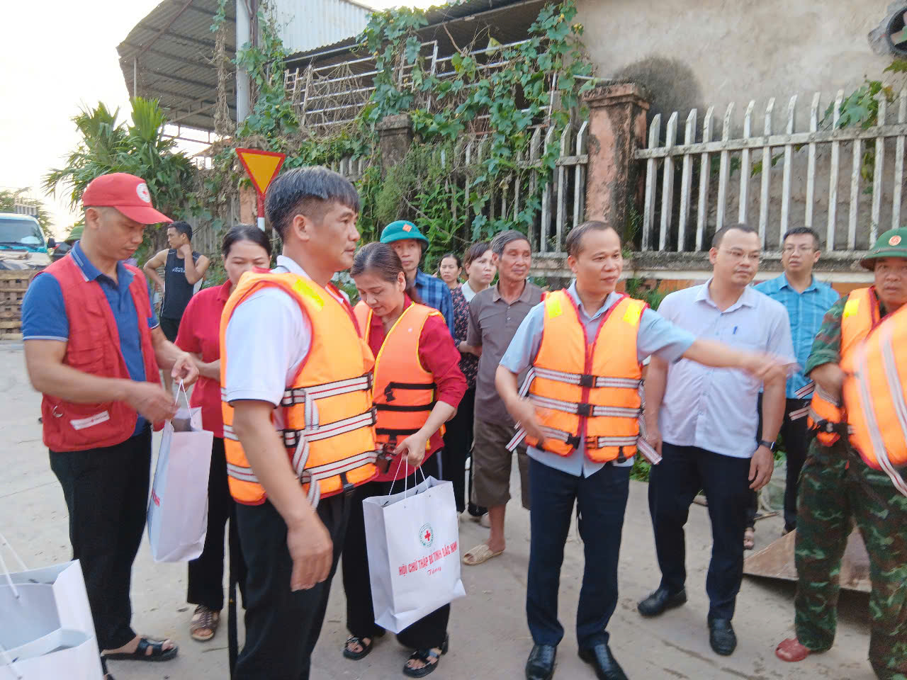 Đồng chí Mai Sơn, Phó Chủ tịch Thường trực UBND tỉnh thăm, tặng quà người dân bị ảnh hưởng của mưa lũ tại xã Ngọc Thiện